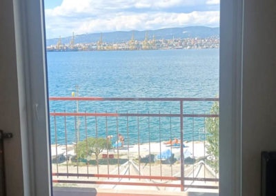 Portafinestra in alluminio con anta a ribalta con portata 200 kg